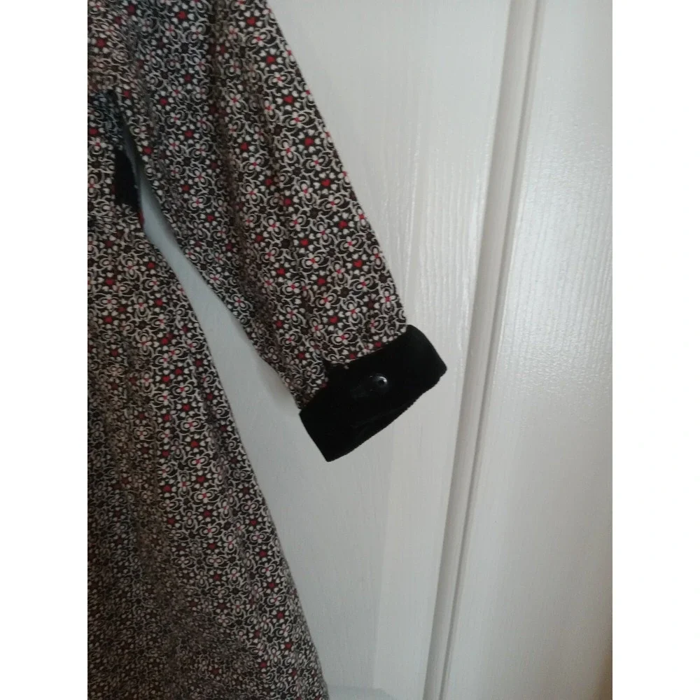 Sarah Louise (England) Hands mocked Black Velvet Collar Floral Print Size‎ 18 MS